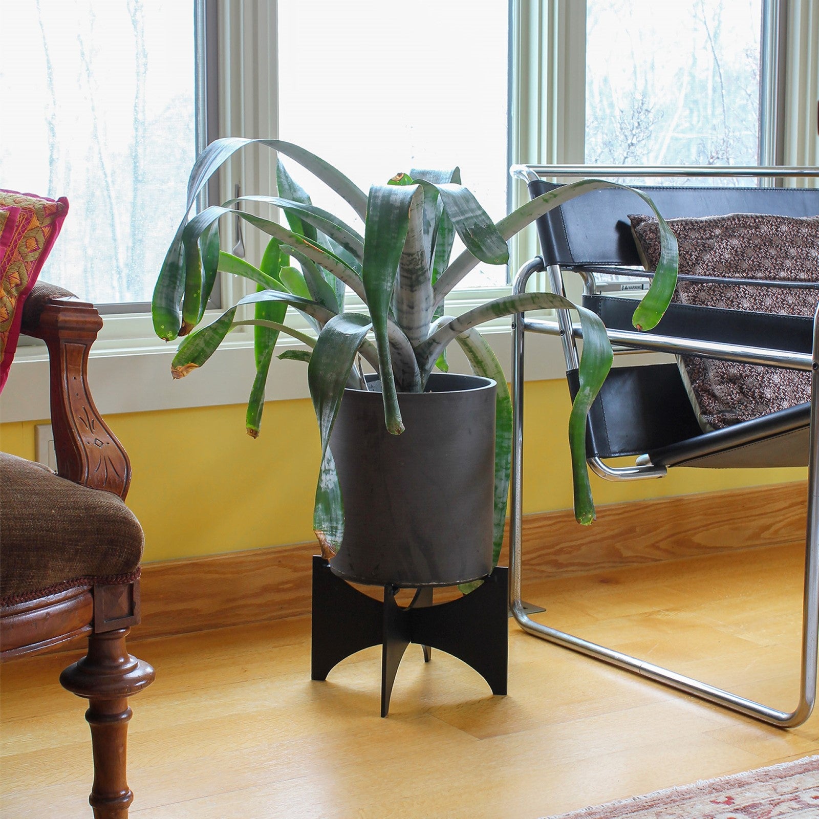 ACHLA Zaha I Plant Stand | Black Powdercoat Wrought Iron | Indoor & Outdoor Container Garden | 8 x 8 x 7 in | Model FB-54