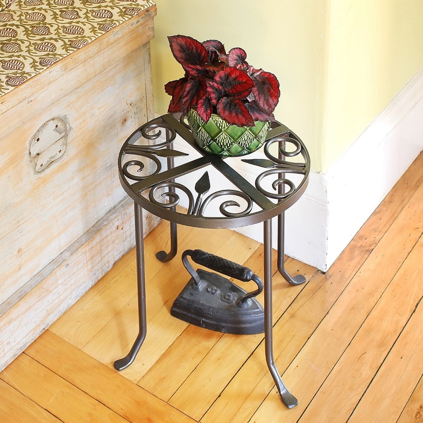 ACHLA Williamsburg Round 12in Plant Stand | Wrought Iron Graphite Powder Coat | Indoor & Outdoor Plant Display | 12 x 12 x 14 in | Model VTT-01