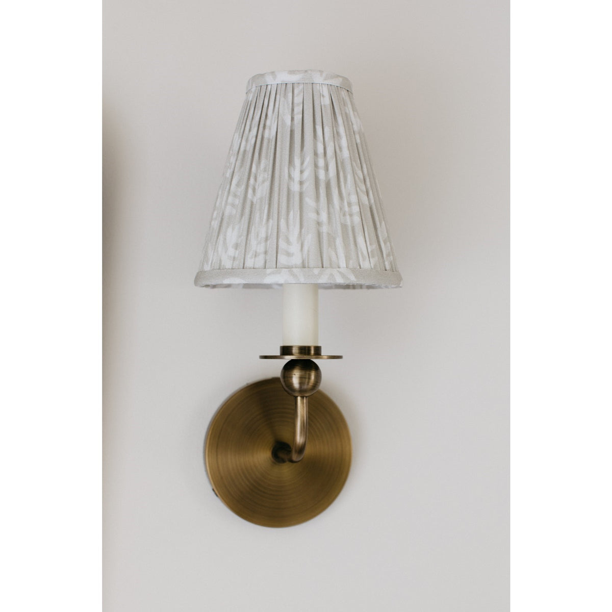 Mitzi Ryle 6in 1-Light Wall Sconce | Transitional Patina Brass and Mae Print Textile | Bedroom & Hallway Accent Light | Model H1175101B-PBR
