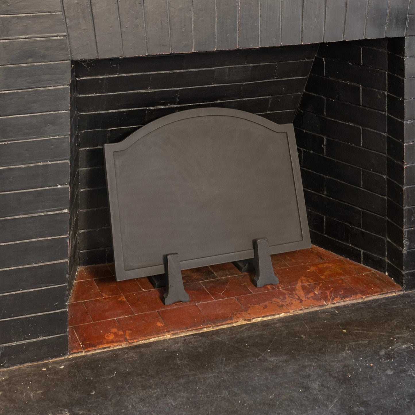 Minuteman International Large Plain Design Fire Back | Cast Iron Matte Black | Fireplace Heat Reflector & Decor | Model CFB-09