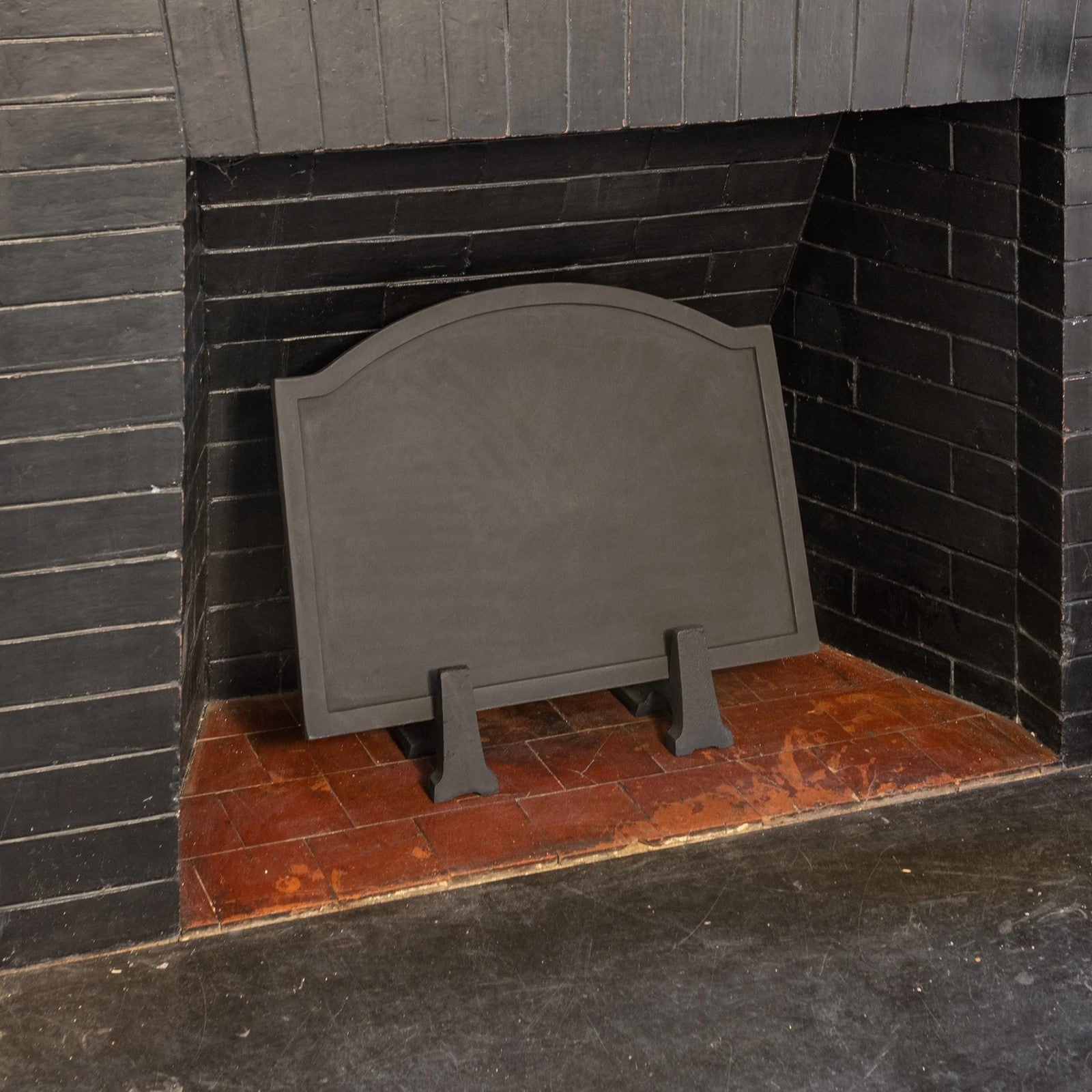 Minuteman International Large Plain Design Fire Back | Cast Iron Matte Black | Fireplace Heat Reflector & Decor | Model CFB-09