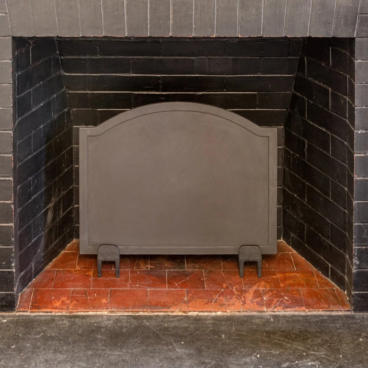 Minuteman International Large Plain Design Fire Back | Cast Iron Matte Black | Fireplace Heat Reflector & Decor | Model CFB-09