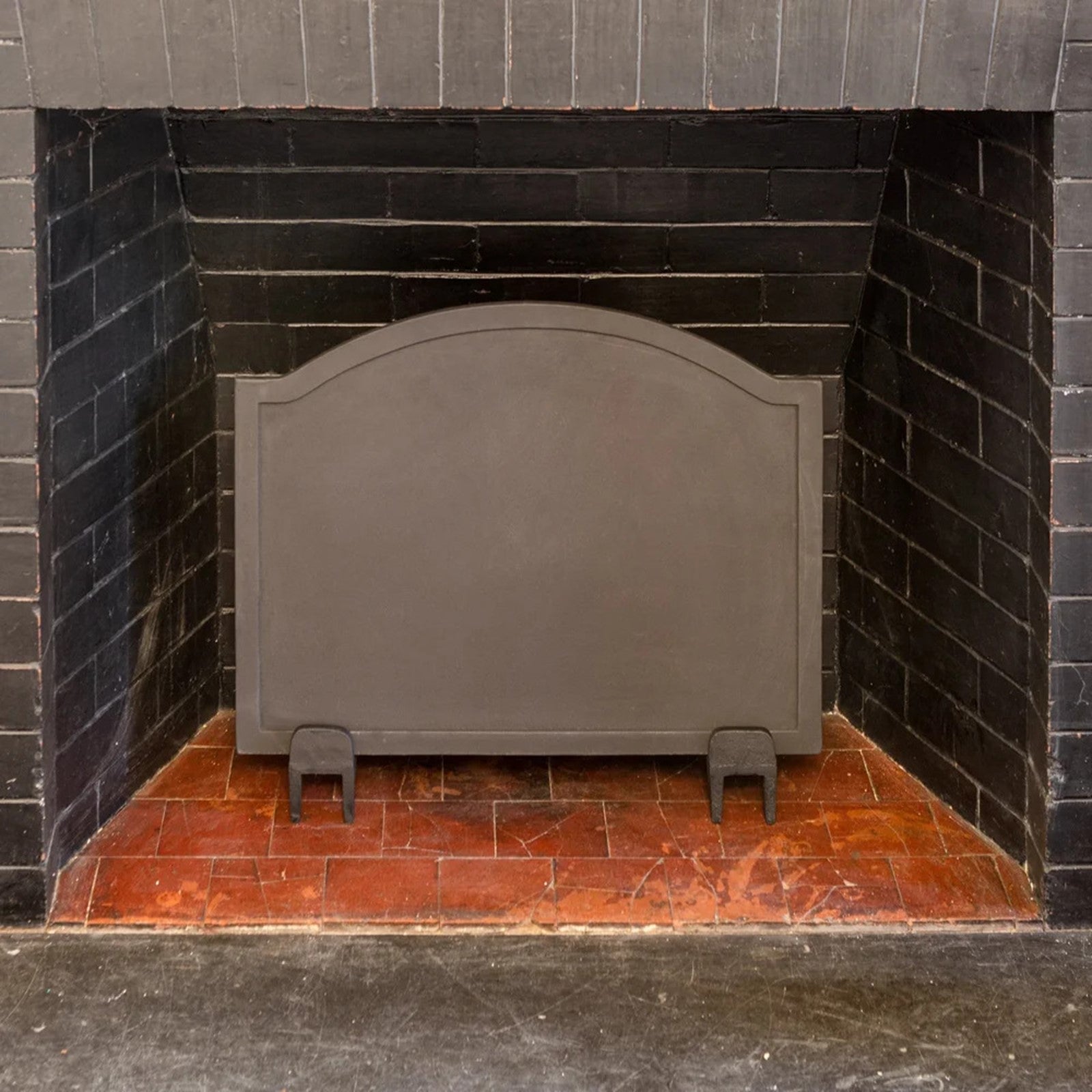 Minuteman International Large Plain Design Fire Back | Cast Iron Matte Black | Fireplace Heat Reflector & Decor | Model CFB-09