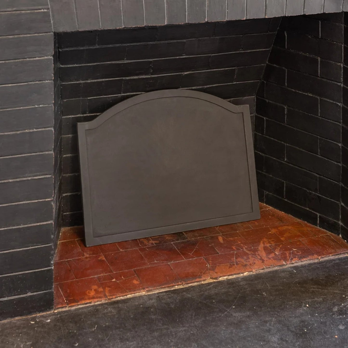 Minuteman International Large Plain Design Fire Back | Cast Iron Matte Black | Fireplace Heat Reflector & Decor | Model CFB-09