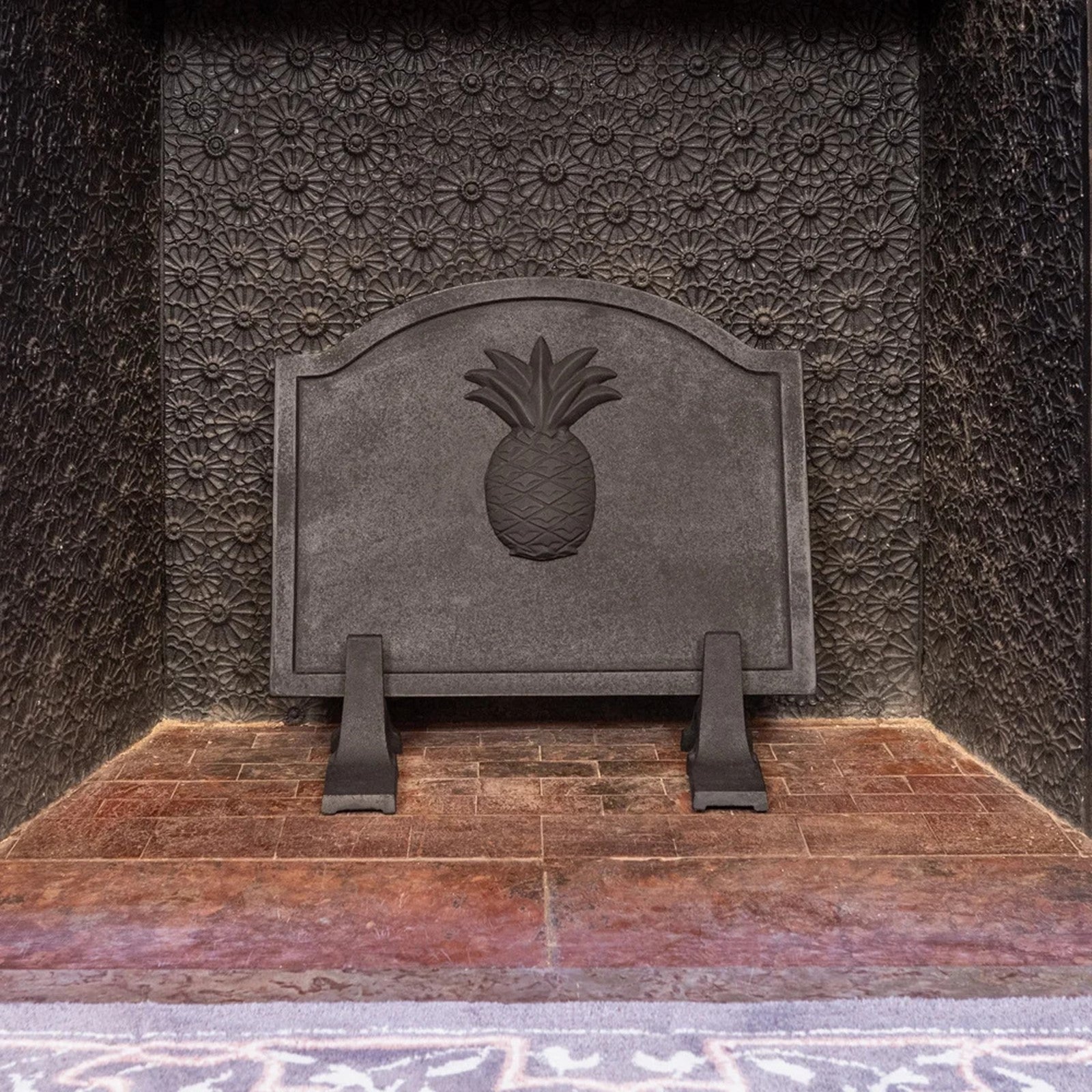 Minuteman International Large Pineapple Fireback | Cast Iron Matte Black | Fireplace Heat Reflector & Decor | 22.5 x 0.25 x 17.75 in | Model CFB-11