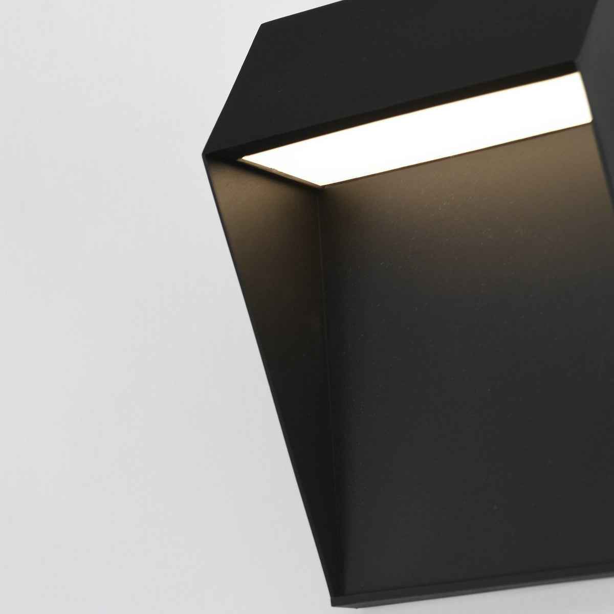 Maxim Lighting Cliffsedge VX 1Lt 11" Outdoor Wall Mount, Black/Gold