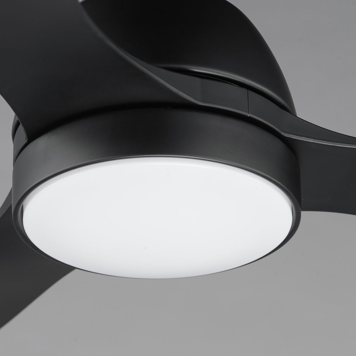 Maxim Lighting Sparrow 52in 1-Light Outdoor Ceiling Fan | Modern Black and White PC | Covered Patio & Porch | 52 x 52 x 14.25 in | Model 88731WTBK